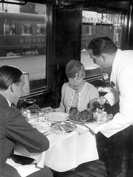 Dining car of the German Reich railway, 1935