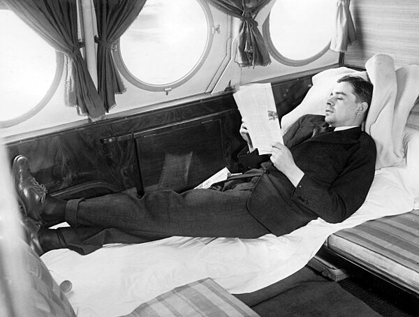 Lesender Passagier an Bord einer Dornier Do X, 1929