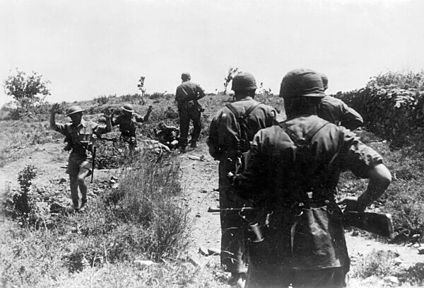 British soldiers give in to German paratroopers in Crete in 1941