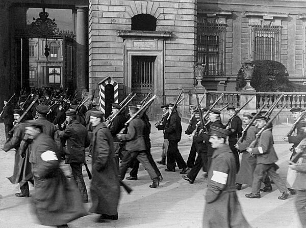 Matrosen übernehmen die Wache am Berliner Schloß, 1918