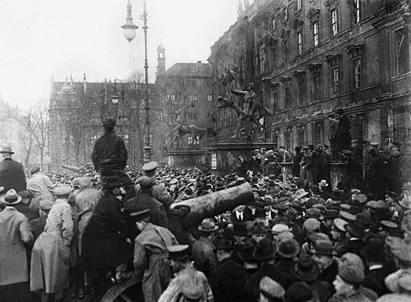 Menschenmenge nach den Kämpfen der Volksmarinedivision am Berliner Schloßplatz, 1918