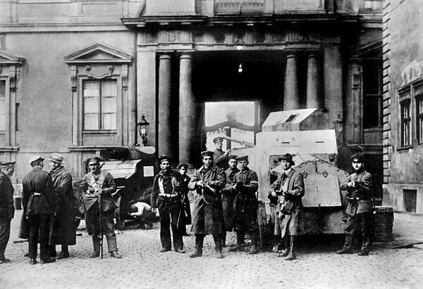 Revolutionäre mit Panzerwagen auf dem Hof des Berliner Schlosses, 1918