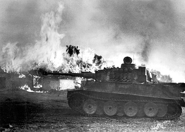 Deutscher Tiger-Panzer bei Kämpfen um eine russische Ortschaft, 1943