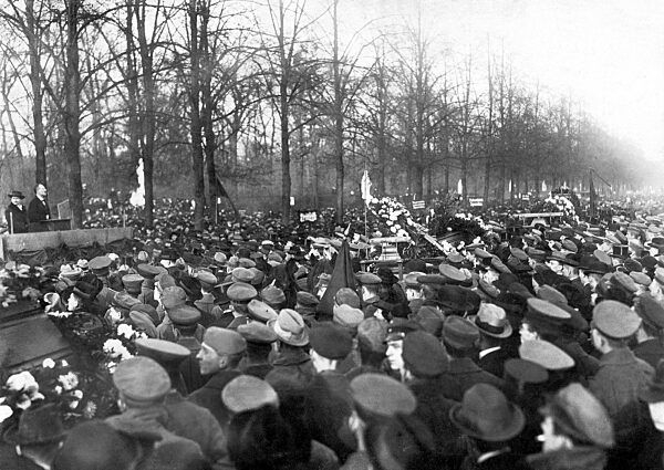 Karl Liebknecht bei einer Rede, 1918