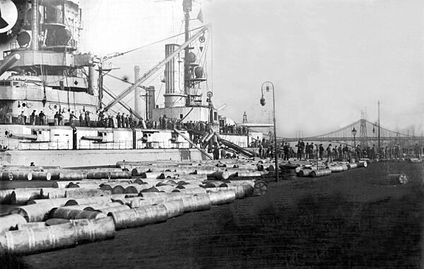 Ships of the deep-sea fleet in the Wilhelmshaven harbor, 1918