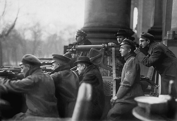 Anhänger der Volksmarinedivision vor dem Berliner Schloß,1918