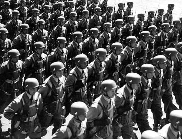 Parade of paratroopers in Berlin