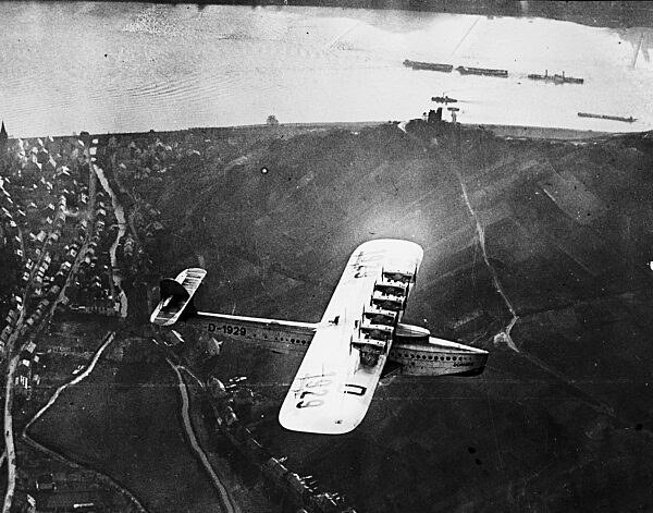 Flugboot Dornier Do X über dem Rhein, 1930