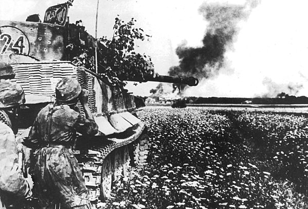 Paratroopers behind a Panzer VI Tiger