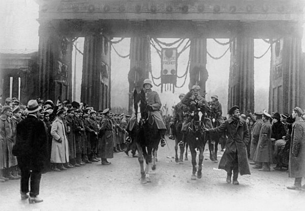 Heimkehrende Frontsoldaten in Berlin, 1918