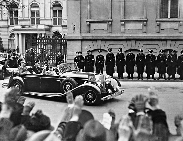 Adolf Hitler auf der Fahrt zum Reichstag, 1938