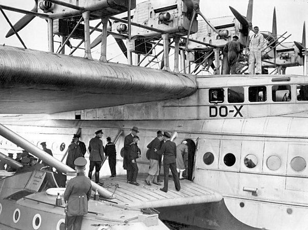 Passagiere steigen in das Flugboot Dornier Do X, 1932