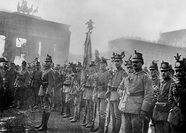 Heimkehrende Gardeschützen vor dem Brandenburger Tor, 1918