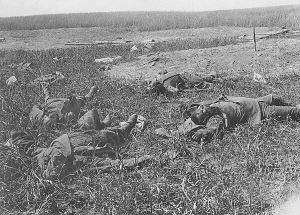 Fallen Russian soldiers on the Eastern front, 1915