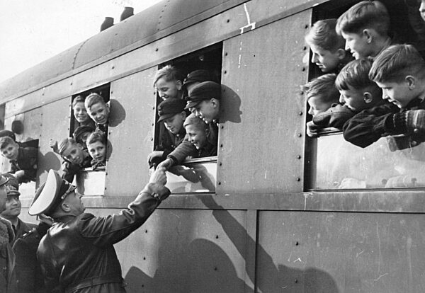 Hans Frank mit aus deutschen Städten evakuierten Kindern, 1943