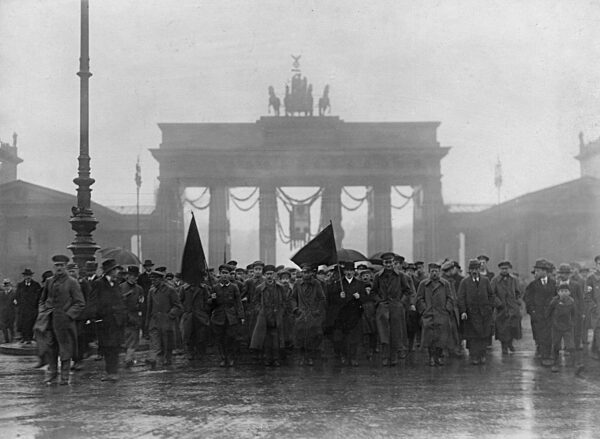 Demonstration des Spartakus-Bundes am Brandenburger Tor, 1919