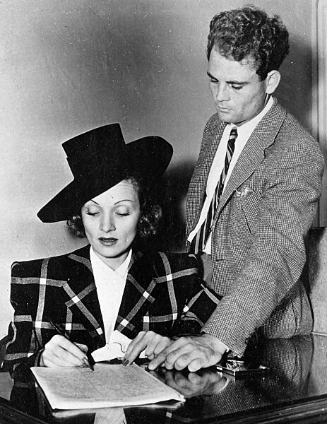 Marlene Dietrich wählt zum ersten Mal als amerikanische Staatsbürgerin in New York, 1939