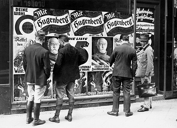 Passers-by in front of a polling station of the DNVP shortly before the Reichstag election on 31. July 1932.