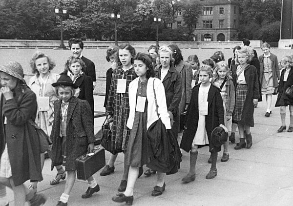 Kinder bei der Kinderlandverschickung auf dem Weg zu einem Berliner Bahnhof, 1943