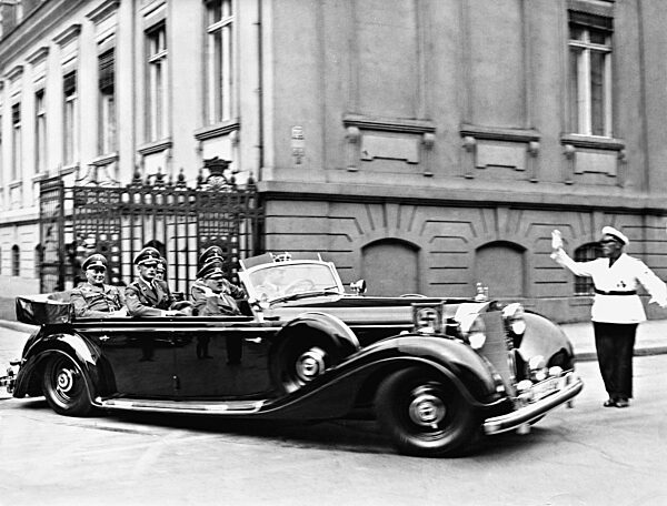 Adolf Hitler vor der Reichskanzlei in Berlin, 1939