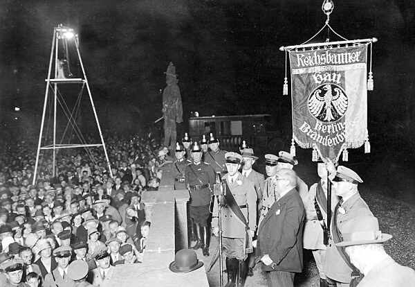 Albert Grzesinski during a speech to the members of the Reich Banner