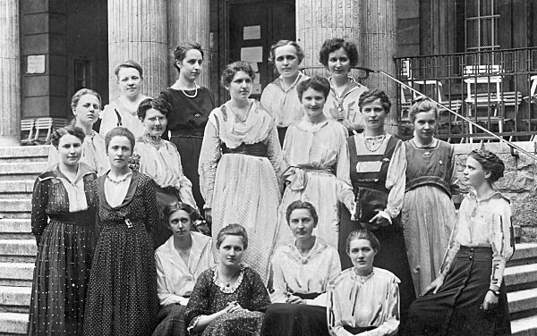 Teilnehmerinnen der 4. Tagung des 'Deutschen Verbandes Akademischer Frauenvereine, Jena 1919