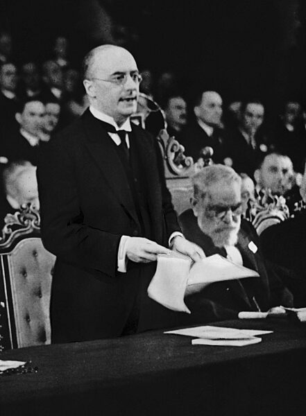 Heinrich Brüning während einer Rede vor dem Völkerbund, 1932