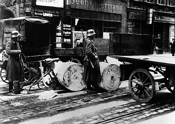 Free Corps post in the Berliner newspaper district during the Spartacus Revolt, 1919