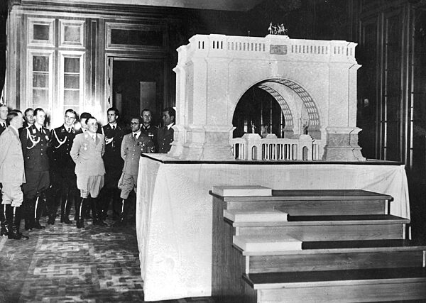 Adolf Hitler, Speer, Bormann besichtigen ein Modell des Triumphbogens für Berlin