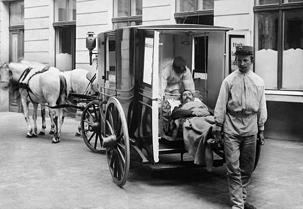Ambulance service of the Red Cross with a accident victim, 1897