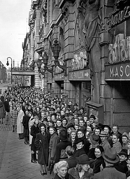 Berliner stehen Schlage vor dem Metropol-Theater, 1942