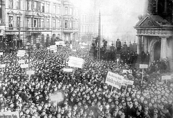 Matrosen der Hochseeflotte meutern in Kiel, 1918