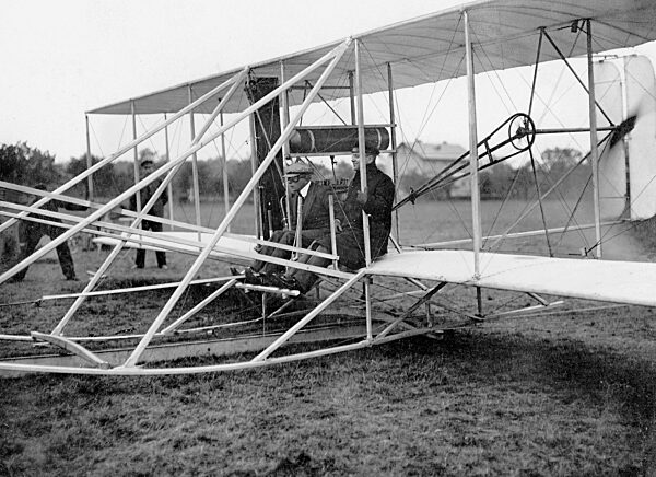 Flight captain Engelhardt starts with a passenger, 1909