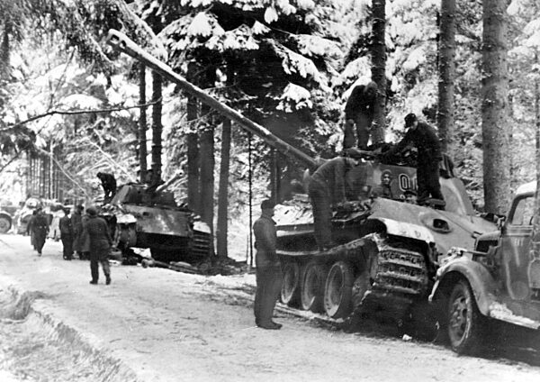 Deutsche Kampfpanzer während der Ardennenoffensive, 1945