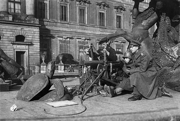 Maschinengewehrposten vor dem Begas-Brunnen am Berliner Schloßplatz, 1918