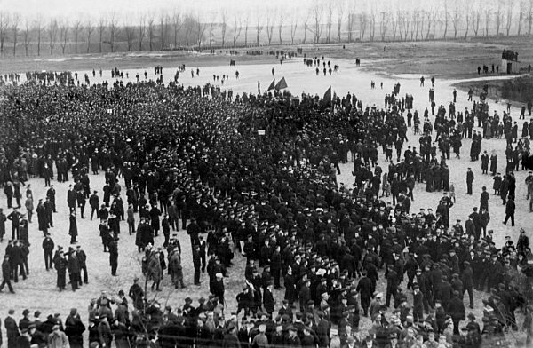 Marinesoldaten und Werftarbeiter bei einer Massenversammlung in Wilhelmshaven, 1918
