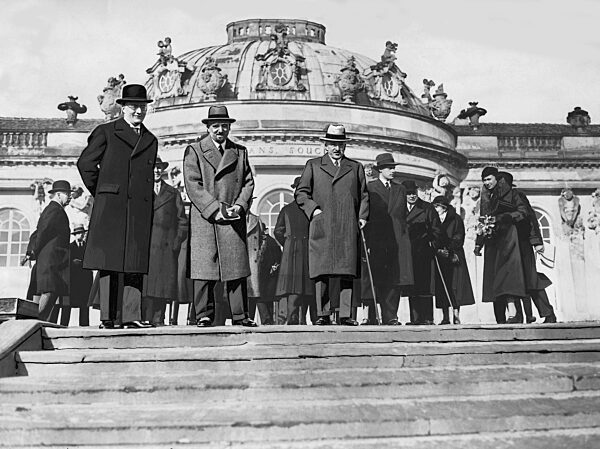 Heinrich Brüning und Dino Grandi bei Schloss Sanssouci, 1931