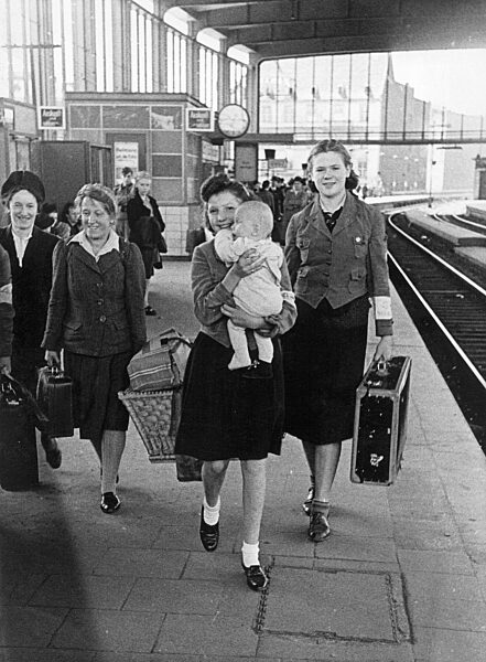 BDM-Mädel mit Kindern und Müttern auf einem Berliner Bahnhof, 1943