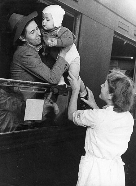 Kinderlandverschickung mit einem Sonderzug in Berlin, 1943