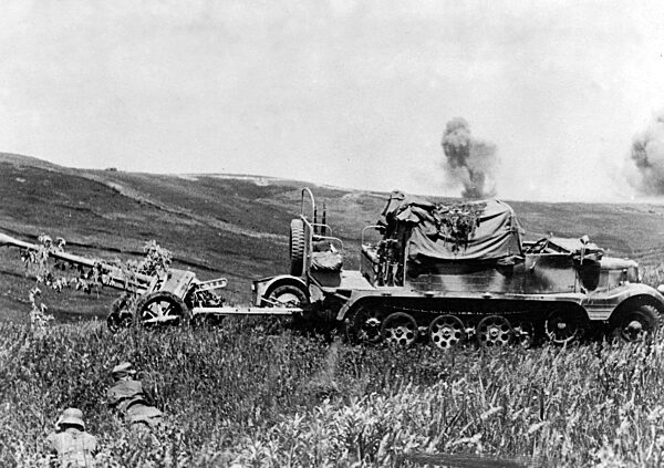 Deutsche Panzerabwehrkanone mit Zugfahrzeug in Rußland