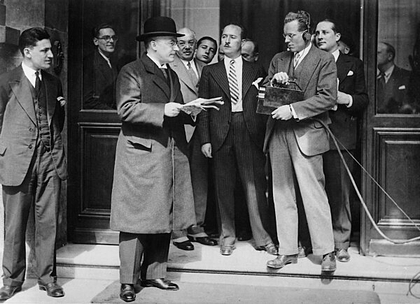 Heinrich Brüning vor dem Eingang zum Pariser Innenministerium, 1931