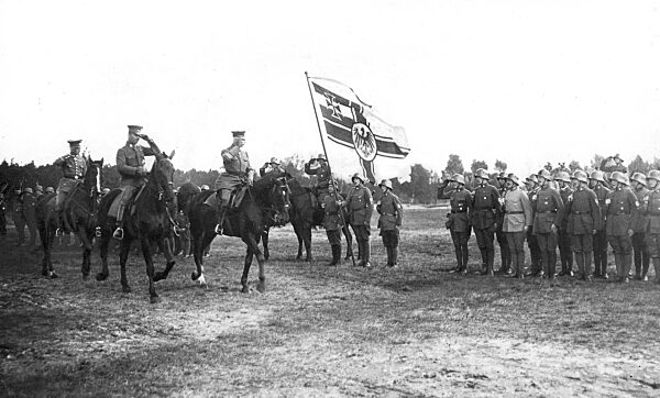 Captain Ehrhardt with his volunteer corps, 1920