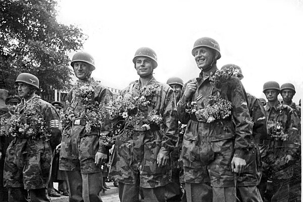 Reception of the paratroopers after their deployment in Crete