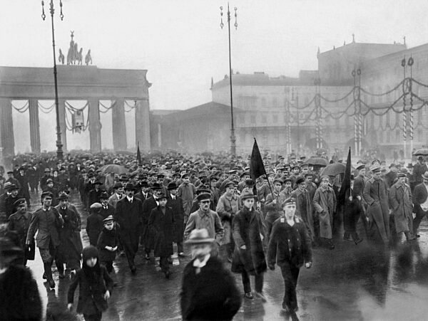 Demonstrationszug am Brandenburger Tor, 1918