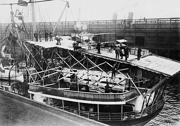 Launch of a biplane from the board of the "Pennsylvania", 1910