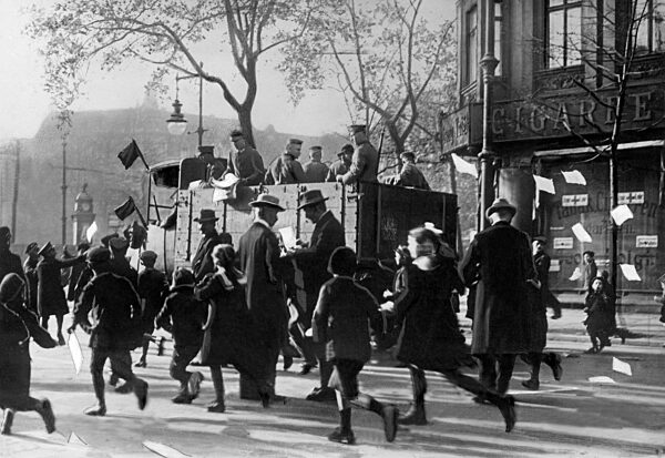 Revolutionäre Soldaten verteilen Flugblätter in Berlin, 1918