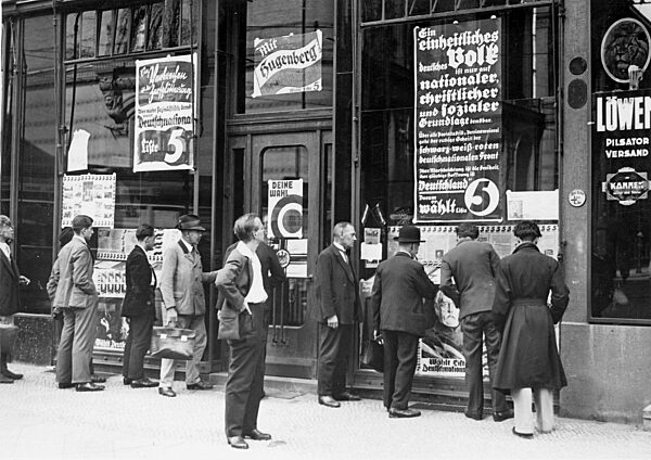 Passers-by in front of a polling station of the DNVP shortly before the Reichstag election on 31. July 1932.