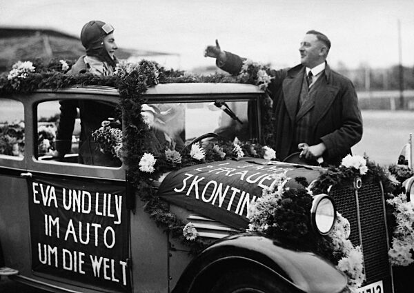 Eva Kögel und Lilly Podulinsky vor dem Start ihrer Weltreise, 1932