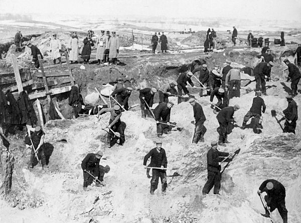 German reinforcement troops build fortifications, 1915