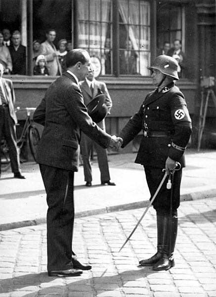 Außenminister Oberst Beck begrüßt den Führer der SS-Leibstandarte Adolf Hitler, 1935